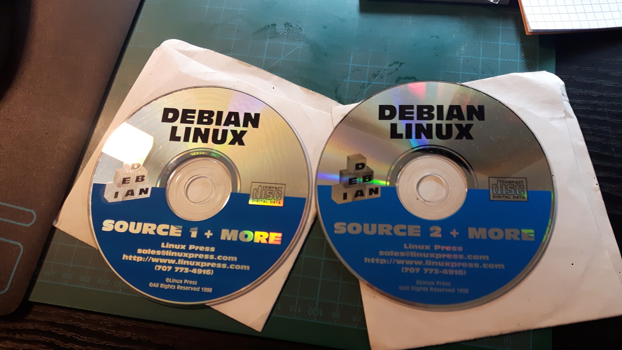 Cédéroms Debian 2.1, photo Jeff Mass
