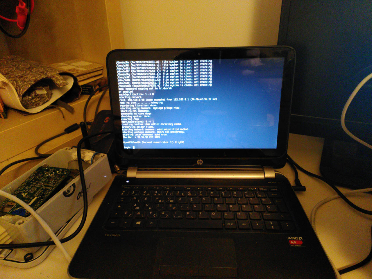 Un netbook affichant le prompt OpenBSD