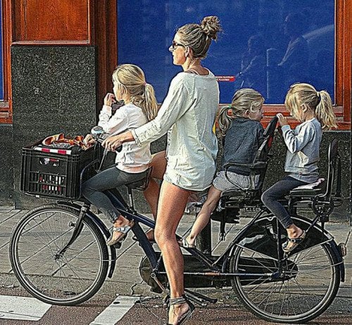 3 enfants sur le vélo de maman