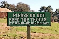 Panneau « Please Do Not Feed the Trolls »