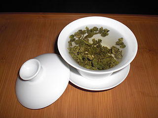 Thé vert infusant dans un Zhong