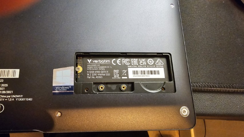 Source : https://usawa.github.io/assets/img/2025-12-12/ssd_sata.jpg Un SSD SATA au format 2280