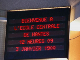Un affichage public indiquant l’année « 1900 » au lieu de « 2000 »