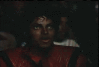 Michael Jackson mange du popcorn tout en souriant