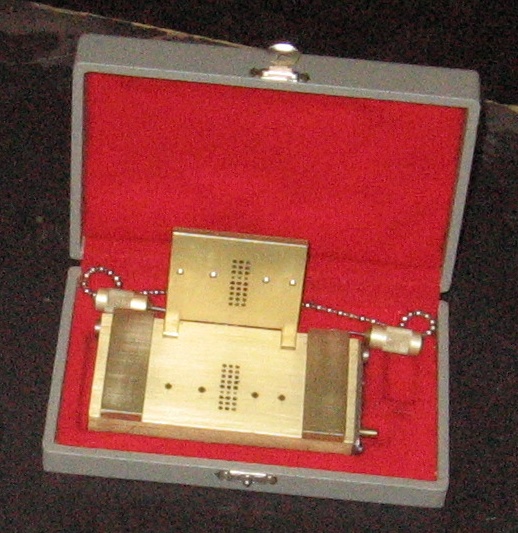 outil à patcher les rubans perforés à 8 moments