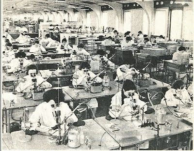 Source : https://aconit.inria.fr/omeka/archive/files/258f3d38d0e72708ab380c6490195eb6.jpg Fabrication de transistors à la COSEM