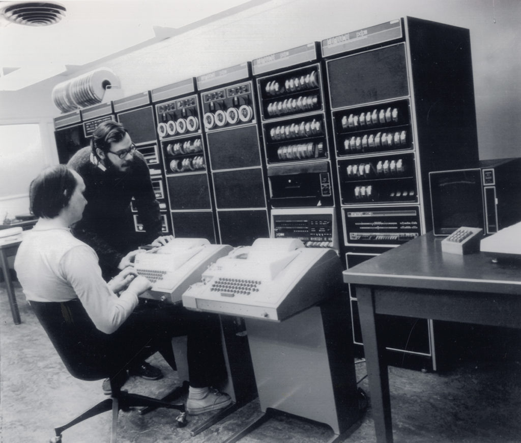 Ken Thompson (assis) et Dennis Ritchie (debout) manipulant un DEC PDP-11