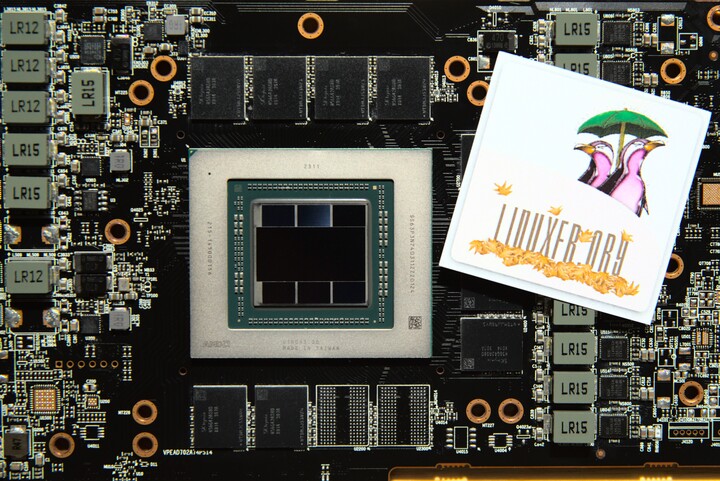 Logo LinuxFr automnal près de la puce NAVI 31 XT sur une carte Radeon RX 7900 XT