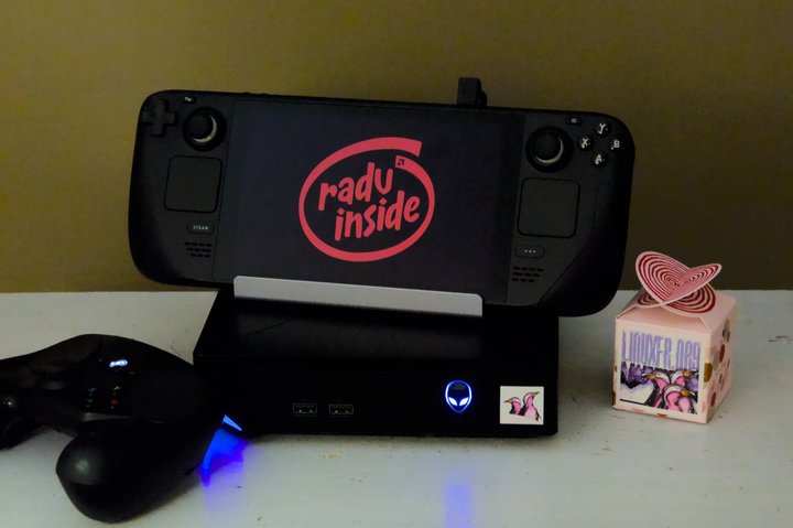 Une steam deck sur une steam machine originale affichant RADV inside!