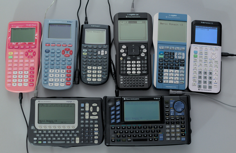 Calculatrices Texas Instruments affichant « Merci Romain »