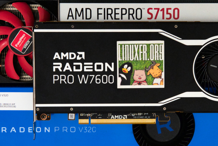 Autocollant LinuxFr.org cartes AMD par Thomas Debesse