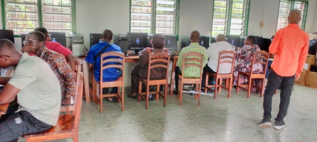Source : https://emmabuntus.org/wp-content/uploads/2026/07/1er_formation_accessibilite_Lome.jpeg Première séance de formation au Centre Polyvalent Saint-Augustin de Lomé, du 9 au 10 juillet 2026