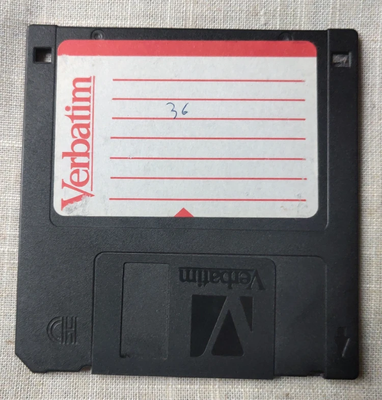 Disquette 3 pouces et demi vue côté étiquette