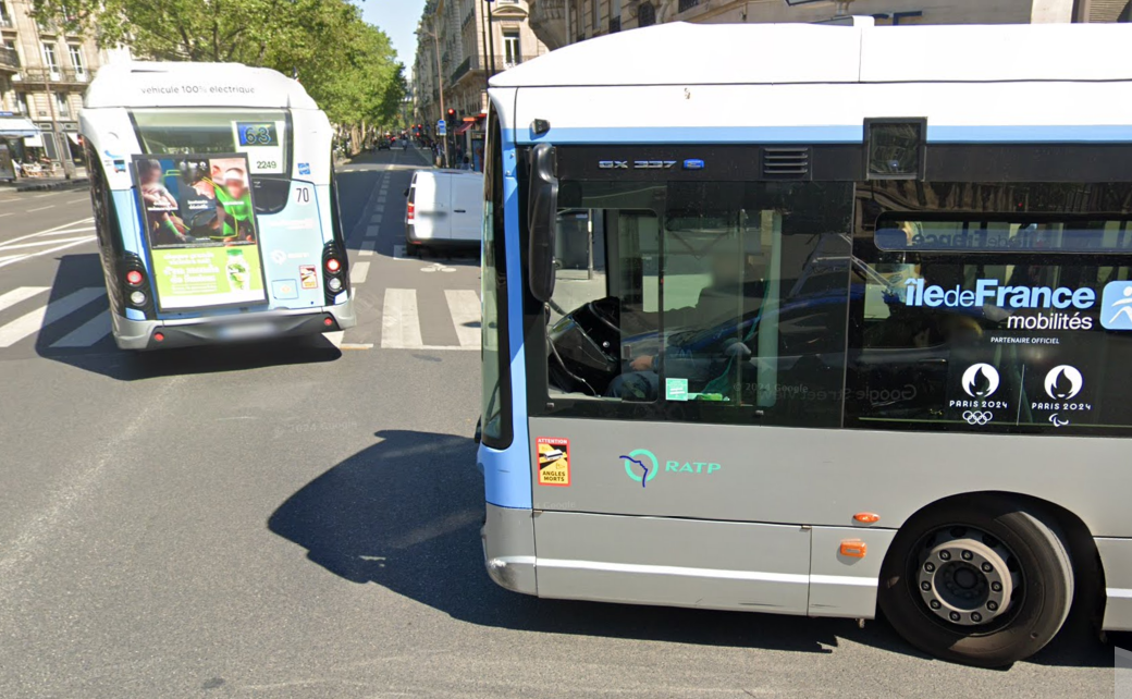 capture d'écran de google street map avec 2 bus qui ont l'autocollant