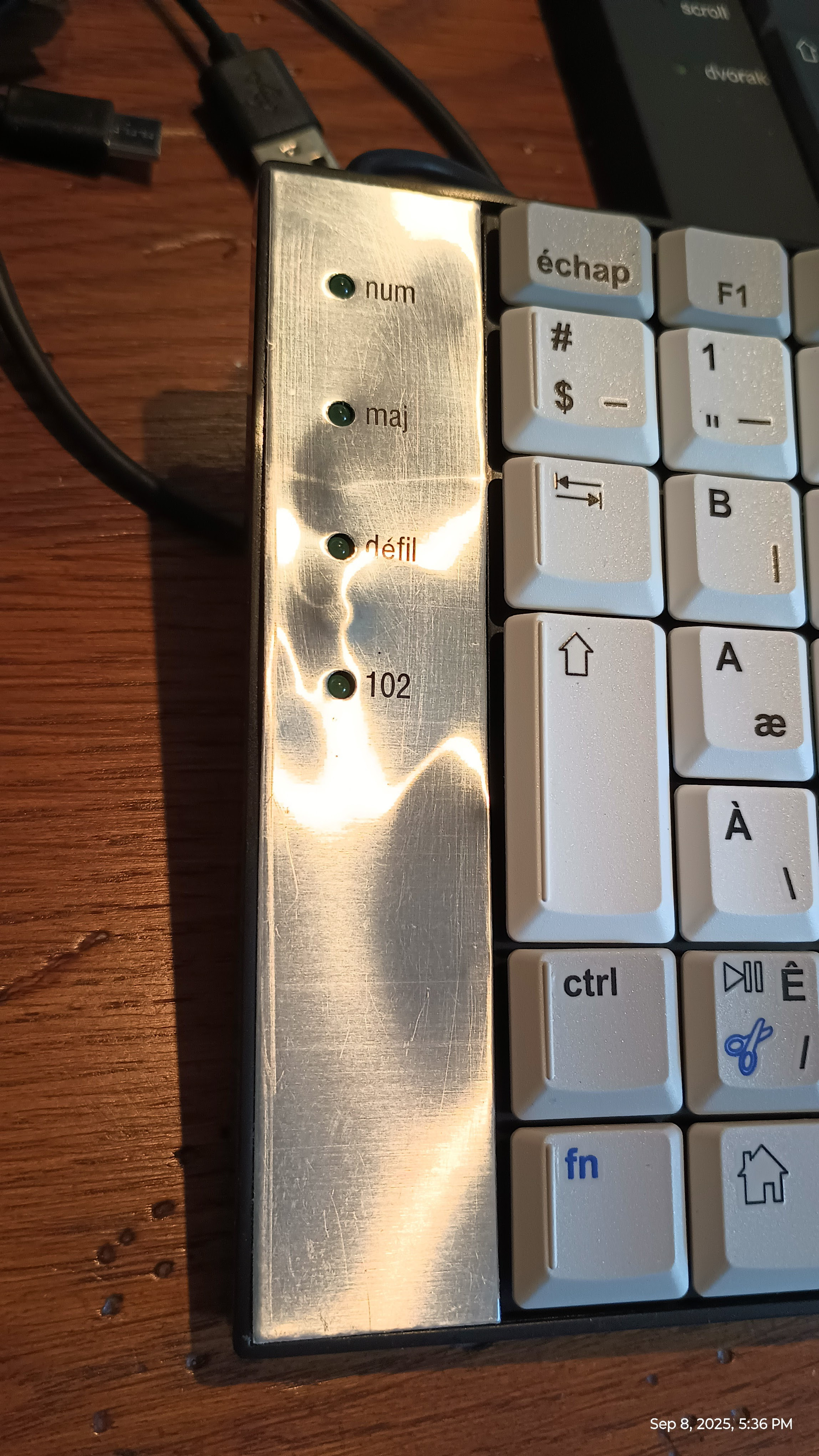 La plaque déformée d'un clavier Typematrix Bépo