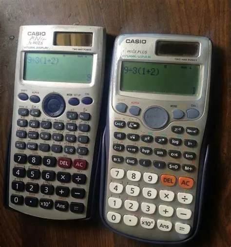 Deux calculatrices Casio du même modèle mais d'années différentes donnant des résultats différents pour le même calcul