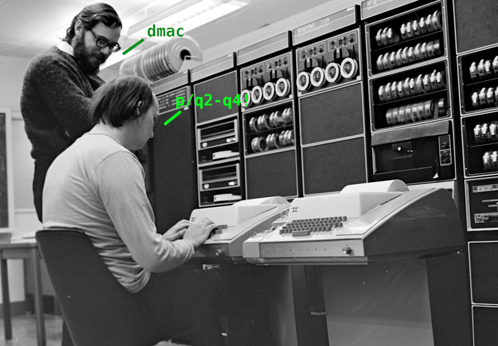 Dennis Ritchie et Ken Thompson en train de (faire semblant de) travailler sur un ordinateur de la fin des années 1970, copyright Peter Hamer sous CC BY-SA, modifié par boingboing.net) 