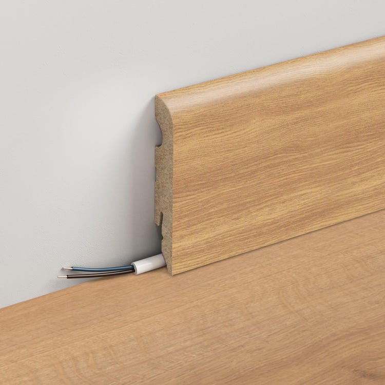 une plinthe avec passage de câble