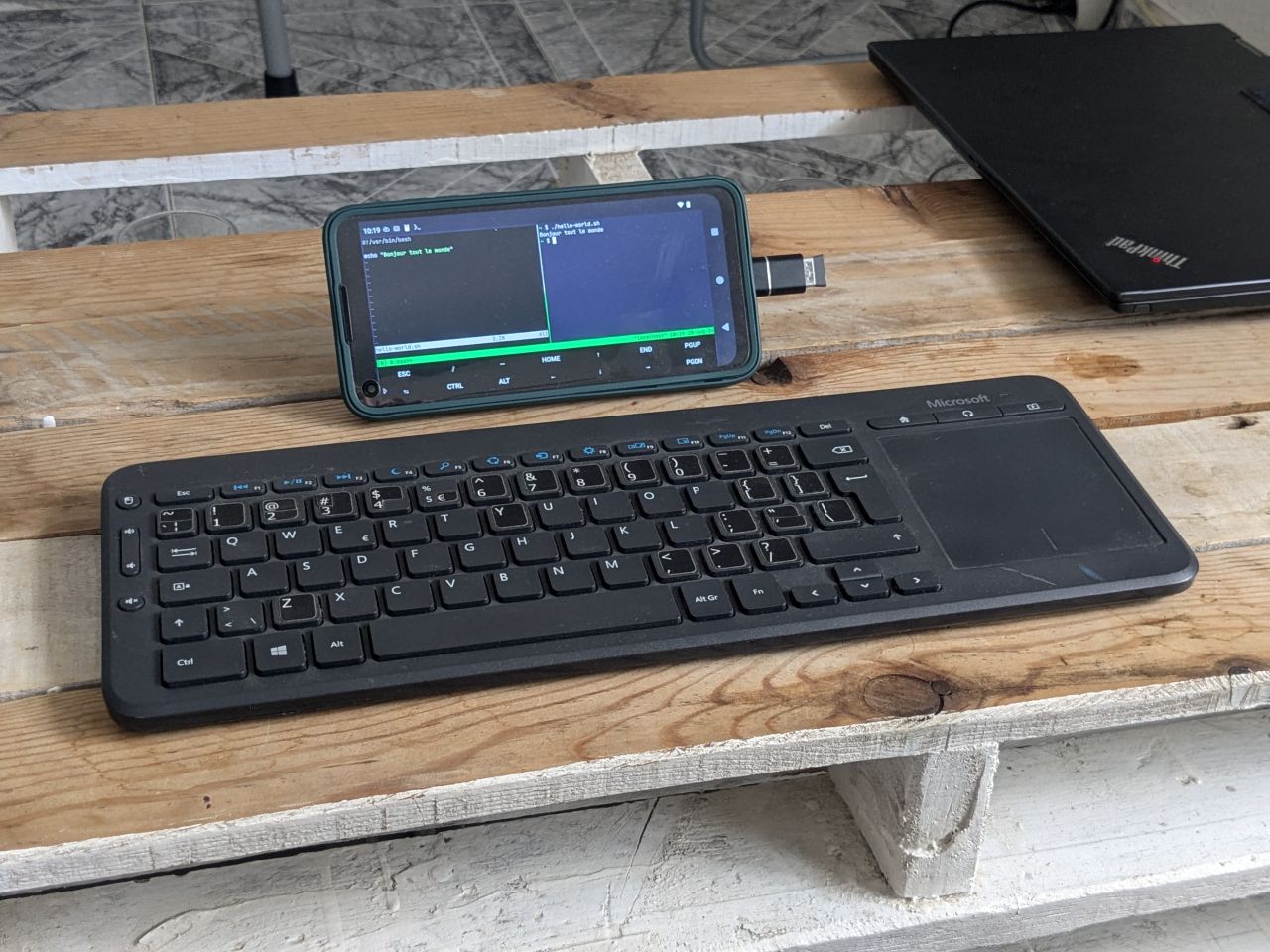 termux sur smartphone avec un clavier sans file connecté via dongle usb