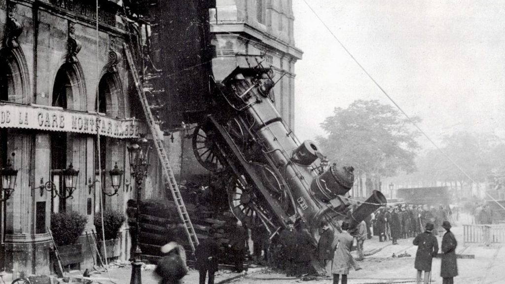 Photo de l'accident de locomotive qui a traversé la façade de la gare Montparnasse en 1895