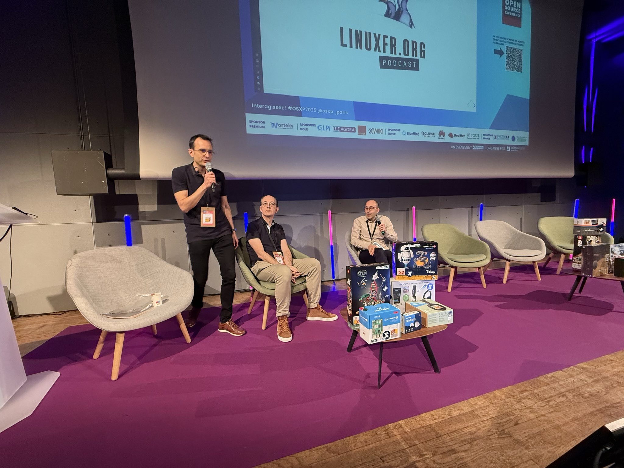 Florent, Benoit et Walid sur scène pour la grande annonce