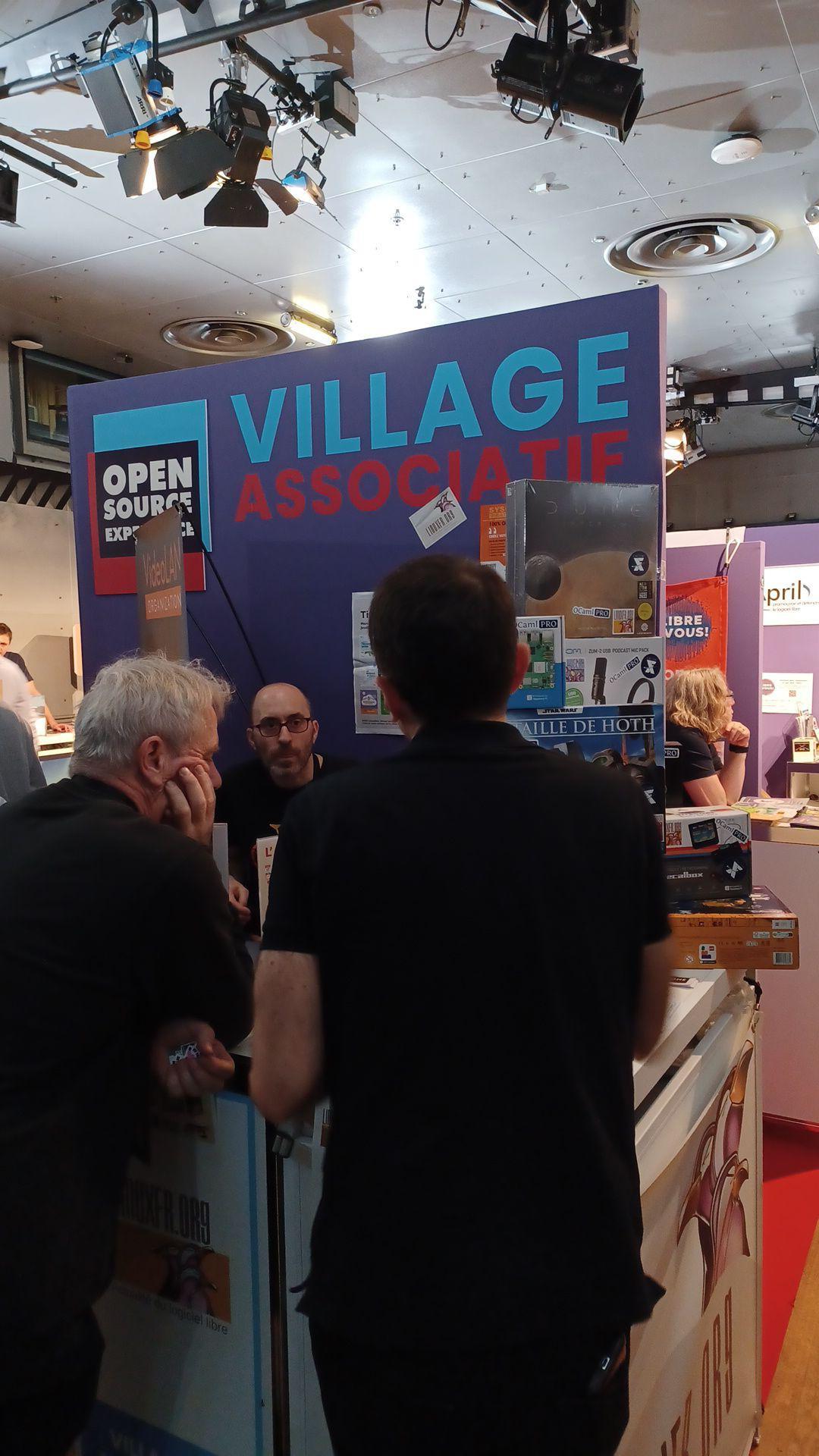 Mur de gens sur le stand