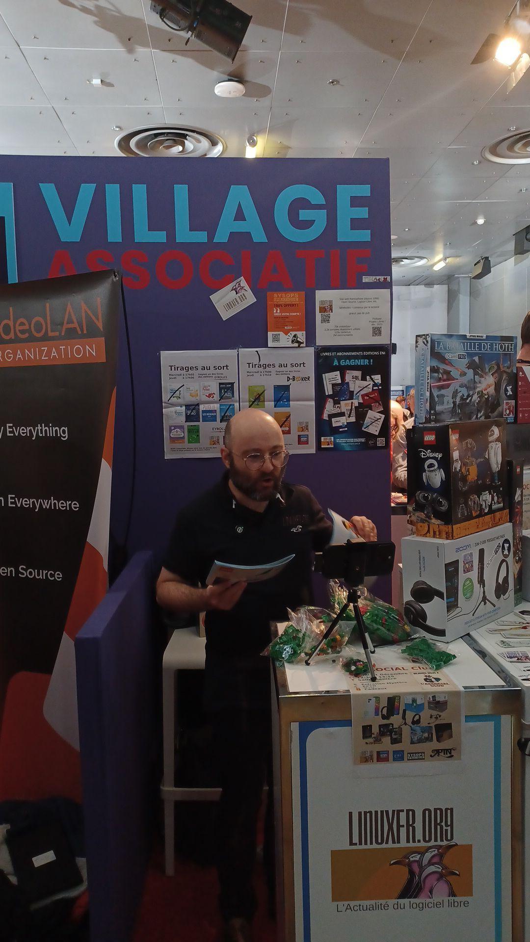 Nils qui diffuse en direct le montage du sapin en Lego