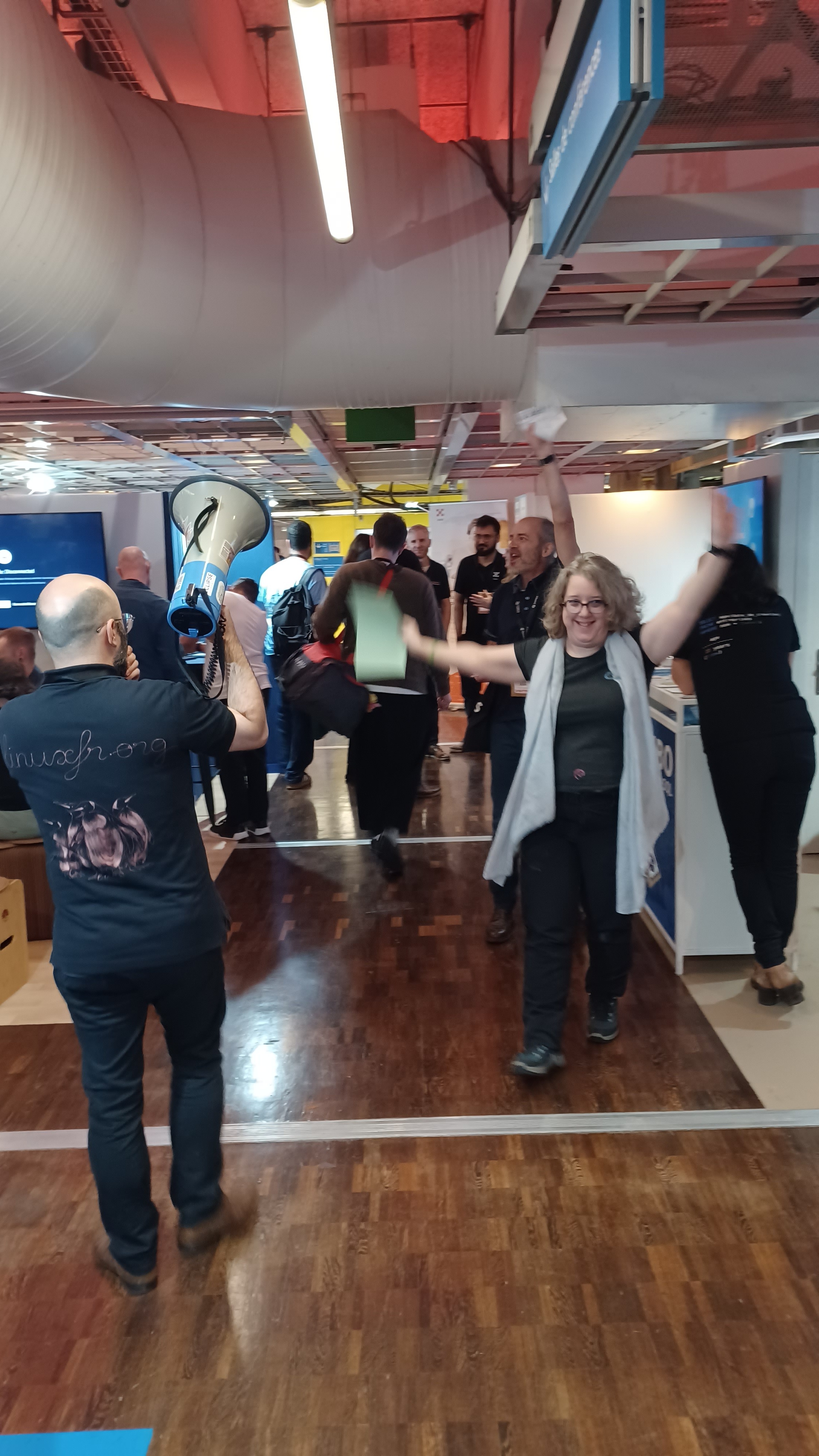 Distribution des _Lama déchainé_ par Booky et Nils