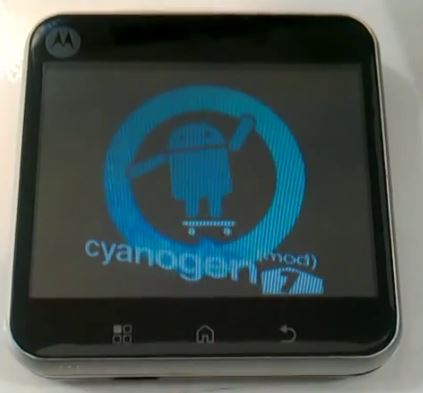 Les premiers logos de CyanogenMod présentaient la mascotte Android sur une planche à roulette au centre d’une flèche circulaire