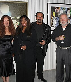 Source : https://upload.wikimedia.org/wikipedia/commons/thumb/1/1c/Donna_Summer_Bruce_Sudano_Giorgio_Moroder_Beverly_Hills.jpg/250px-Donna_Summer_Bruce_Sudano_Giorgio_Moroder_Beverly_Hills.jpg Donna Summer et son mari avec Giorgio Moroder et sa femme