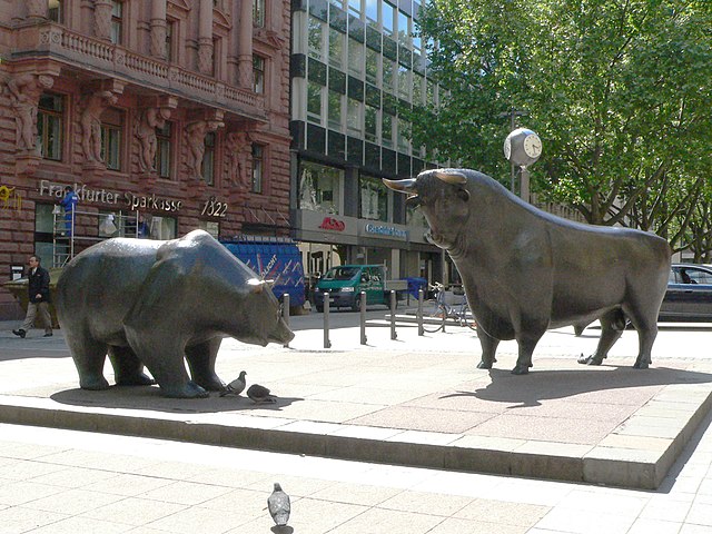 Statues de l’ours et du taureau devant le Frankfurt Stock Exchange