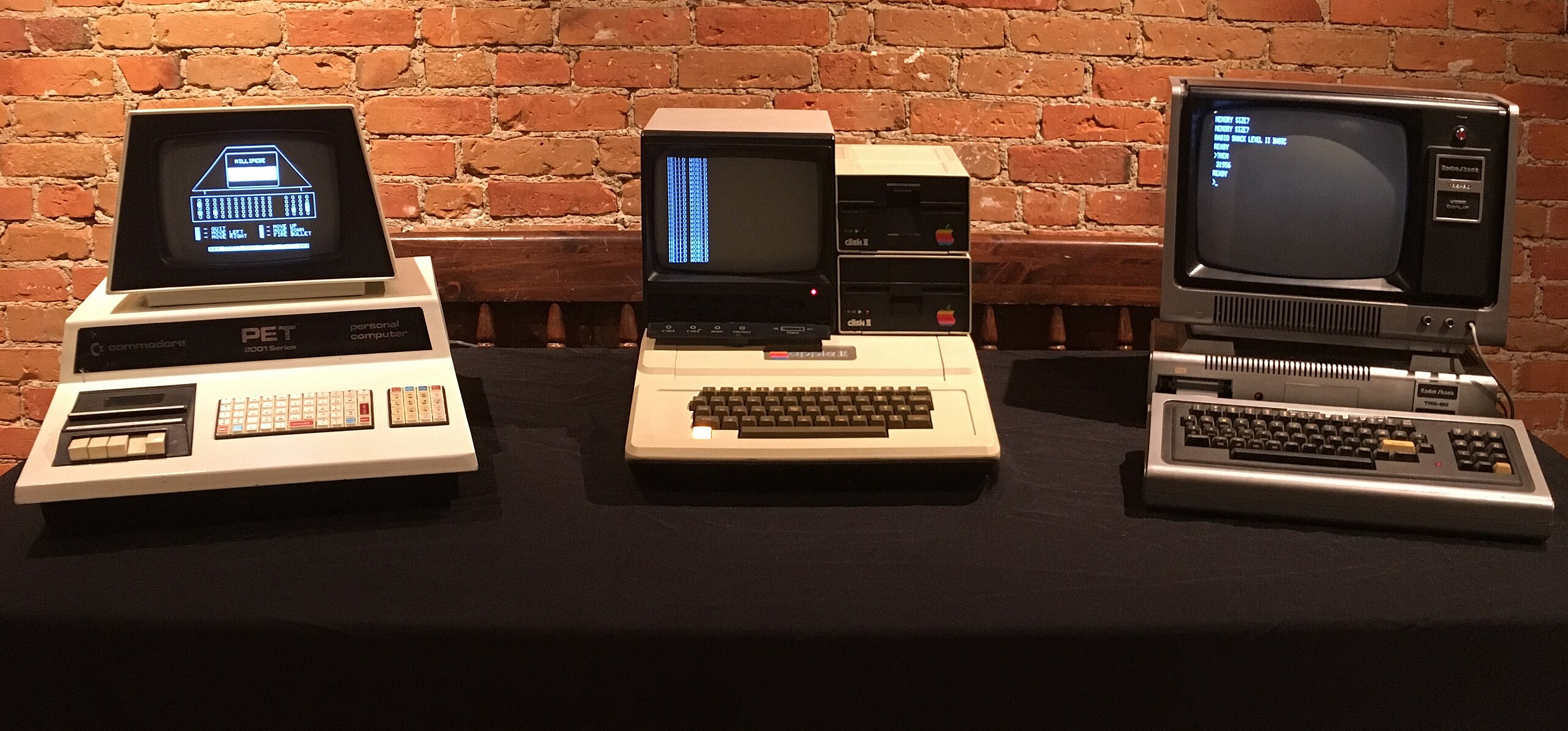 De gauche à droite : Commodore PET 2001-8, Apple II, TRS-80 Model I