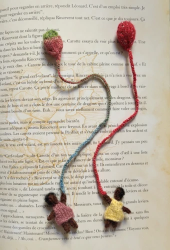 Deux versions du marque-page la petite fille au ballon ou les petites filles couleur chocolat tiennent un ballon dans leur main, l’un est en robe rose l’autre en robe jaune