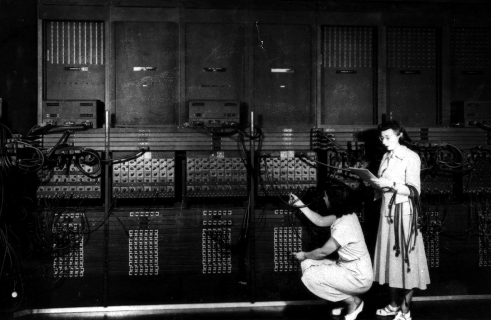 Source : https://www.sigarch.org/wp-content/uploads/2021/02/Reprogramming_ENIAC-980x638.png Câbleuse en action
